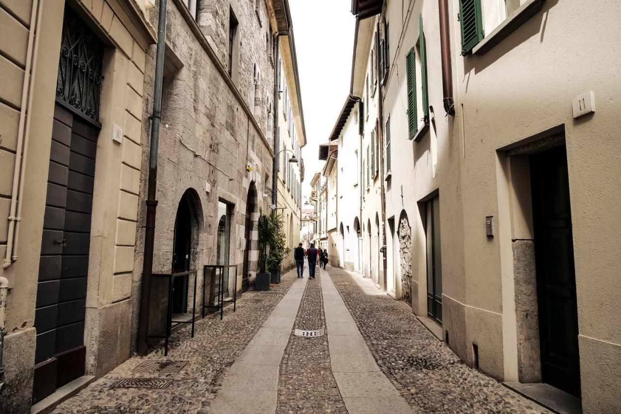 Casa Del Pittore - Elegante Appartamento Del 1200 - Centro Storico Como Exterior photo